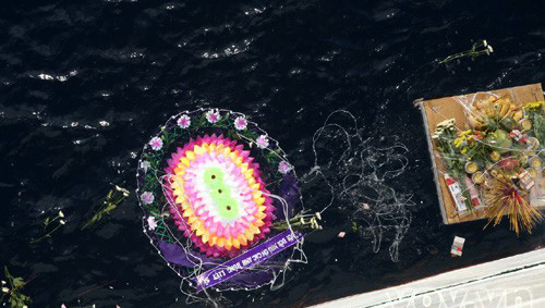 ພິທີອາໄລຫາ ນັກຮົບວິລະຊົນ 64 ຄົນ ທີ່ໄດ້ເສຍສະ ຫຼະຊີວິດຢູ່ໝູ່ ເກາະ ເຈື່ອງຊາ